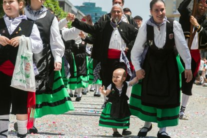 Cabalgata de peñas en las fiestas de San Pedro 2023.
