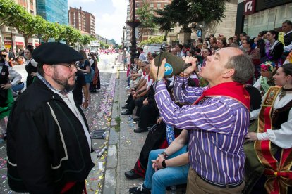 Cabalgata de peñas en las fiestas de San Pedro 2023.