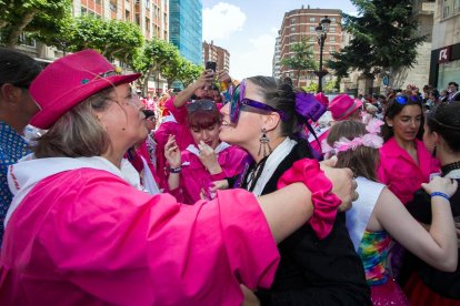 Cabalgata de peñas en las fiestas de San Pedro 2023.