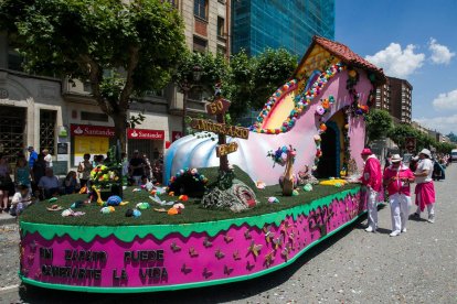 Cabalgata de peñas en las fiestas de San Pedro 2023.
