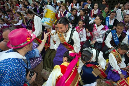 Cabalgata de peñas en las fiestas de San Pedro 2023.