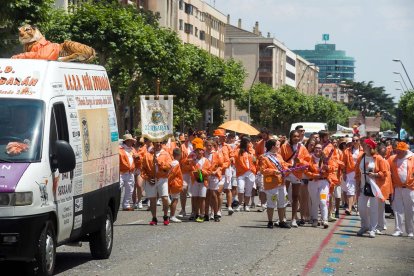 Cabalgata de peñas en las fiestas de San Pedro 2023.