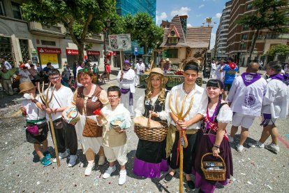 Cabalgata de peñas en las fiestas de San Pedro 2023.