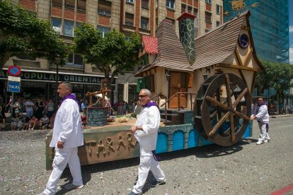 Cabalgata de peñas en las fiestas de San Pedro 2023.