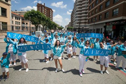 Cabalgata de peñas en las fiestas de San Pedro 2023.