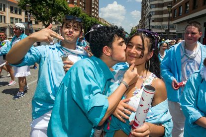 Cabalgata de peñas en las fiestas de San Pedro 2023.