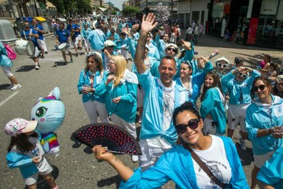 Cabalgata de peñas en las fiestas de San Pedro 2023.