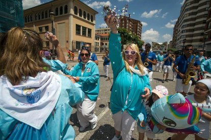 Cabalgata de peñas en las fiestas de San Pedro 2023.