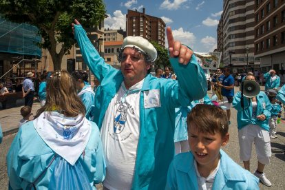 Cabalgata de peñas en las fiestas de San Pedro 2023.
