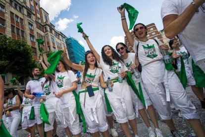 Cabalgata de peñas en las fiestas de San Pedro 2023.