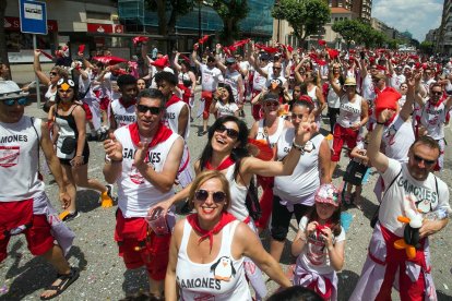 Cabalgata de peñas en las fiestas de San Pedro 2023.