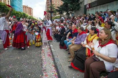 Cabalgata de peñas en las fiestas de San Pedro 2023.