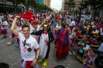 Cabalgata de peñas en las fiestas de San Pedro 2023.