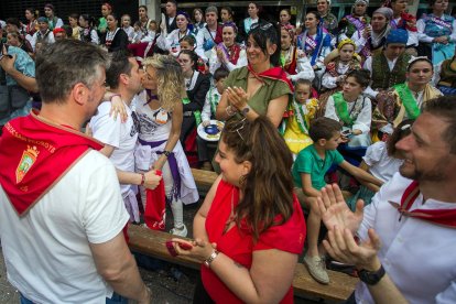 Cabalgata de peñas en las fiestas de San Pedro 2023.