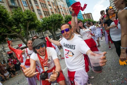 Cabalgata de peñas en las fiestas de San Pedro 2023.