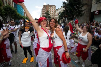 Cabalgata de peñas en las fiestas de San Pedro 2023.