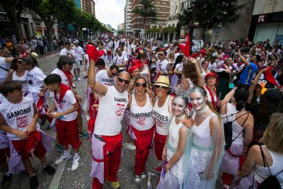 Cabalgata de peñas en las fiestas de San Pedro 2023.