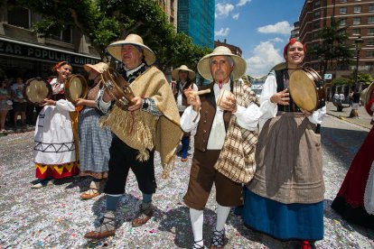 Cabalgata de peñas en las fiestas de San Pedro 2023.