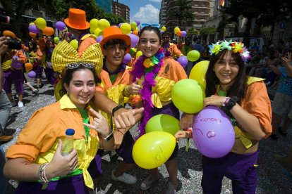 Cabalgata de peñas en las fiestas de San Pedro 2023.