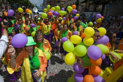 Cabalgata de peñas en las fiestas de San Pedro 2023.