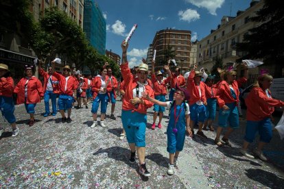 Cabalgata de peñas en las fiestas de San Pedro 2023.