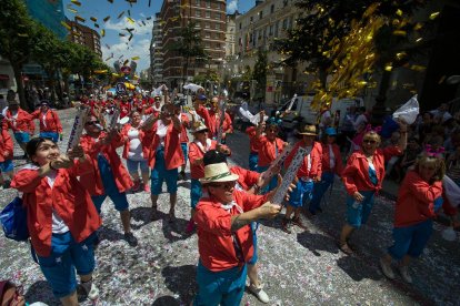 Cabalgata de peñas en las fiestas de San Pedro 2023.