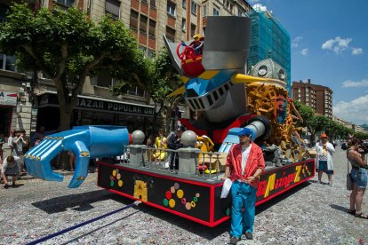 Cabalgata de peñas en las fiestas de San Pedro 2023.