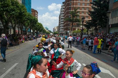 Cabalgata de peñas en las fiestas de San Pedro 2023.
