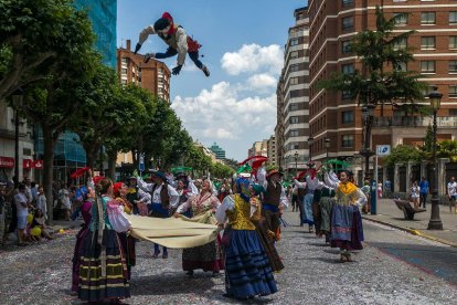 Cabalgata de peñas en las fiestas de San Pedro 2023.