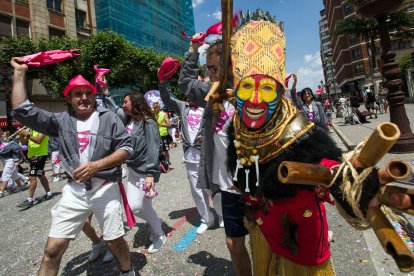 Cabalgata de peñas en las fiestas de San Pedro 2023.