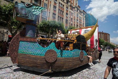Cabalgata de peñas en las fiestas de San Pedro 2023.