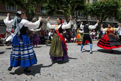 Cabalgata de peñas en las fiestas de San Pedro 2023.