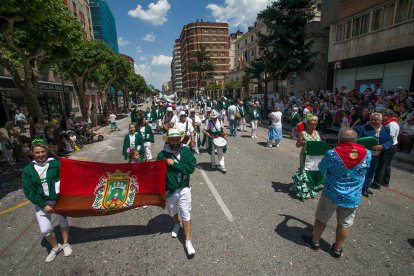 Cabalgata de peñas en las fiestas de San Pedro 2023.