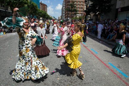 Cabalgata de peñas en las fiestas de San Pedro 2023.