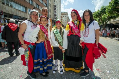 Cabalgata de peñas en las fiestas de San Pedro 2023.
