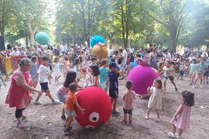 Armadanzas sacó a los más pequeños a bailar en los conciertos en familia de Islantia.
