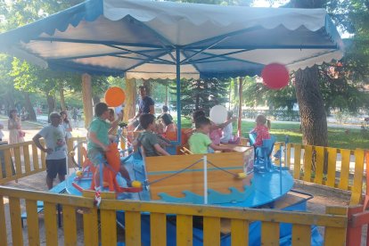 El Carrusel Ecológico de Islantia es uno de los atractivos para los más pequeños.