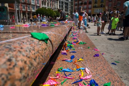 Restos de la globada infantil en la Plaza Mayor.