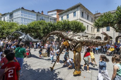 Tiritirantes con su teatro itinerante por El Espolón.