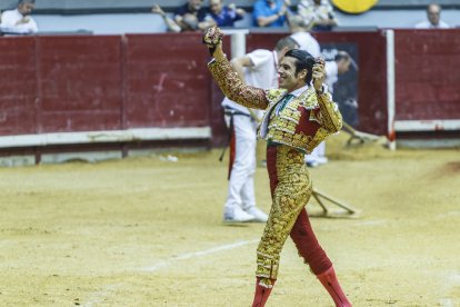 Pablo Aguado, saluda al tendido con una oreja en cada mano.