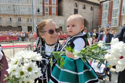 Alejandra en su segunda ofrenda con su abuela Conchi, ambas de la Peña Rincón de Castilla.