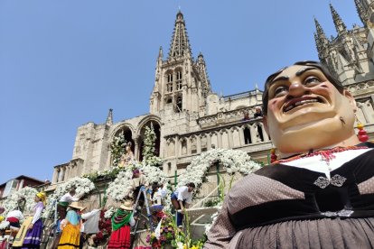 Instante de la Ofrenda Floral a Santa María la Mayor.