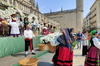 Instante de la Ofrenda Floral a Santa María la Mayor.