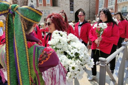 Instante de la Ofrenda Floral a Santa María la Mayor.