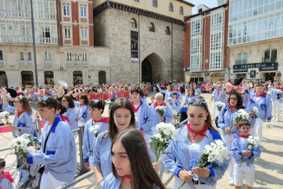 Instante de la Ofrenda Floral a Santa María la Mayor.