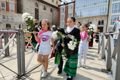 Instante de la Ofrenda Floral a Santa María la Mayor.