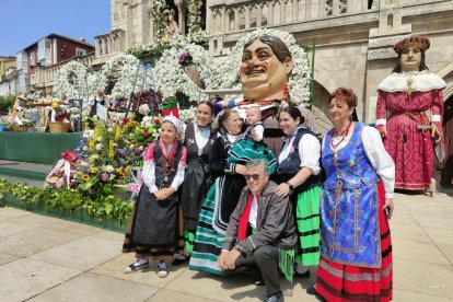 Instante de la Ofrenda Floral a Santa María la Mayor.