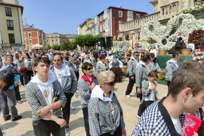 Instante de la Ofrenda Floral a Santa María la Mayor.