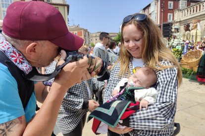 Instante de la Ofrenda Floral a Santa María la Mayor.