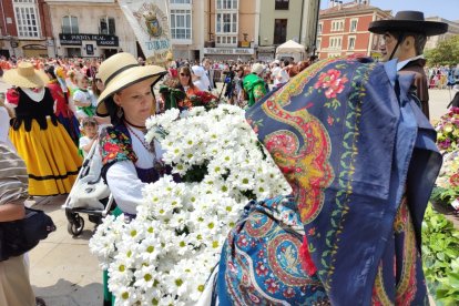 Instante de la Ofrenda Floral a Santa María la Mayor.